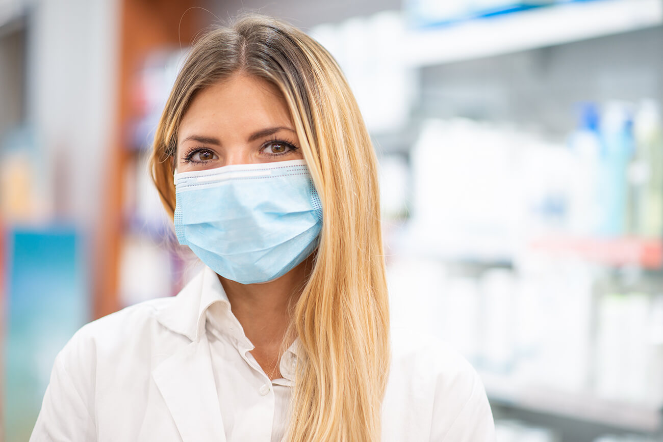 Apothekerin mit Mundschutz