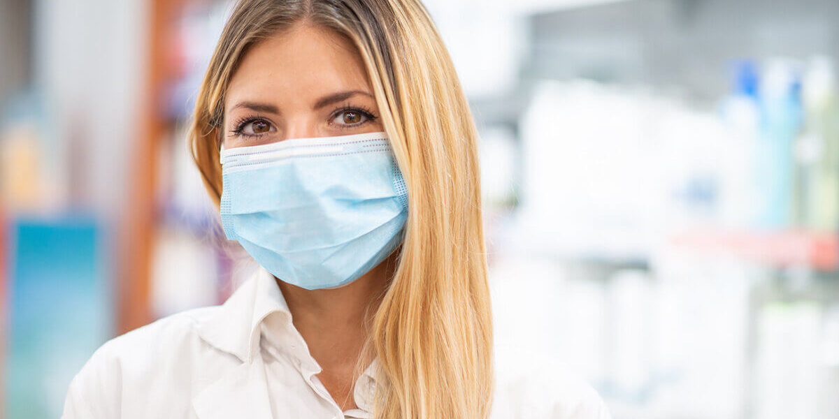 Apothekerin mit Mundschutz